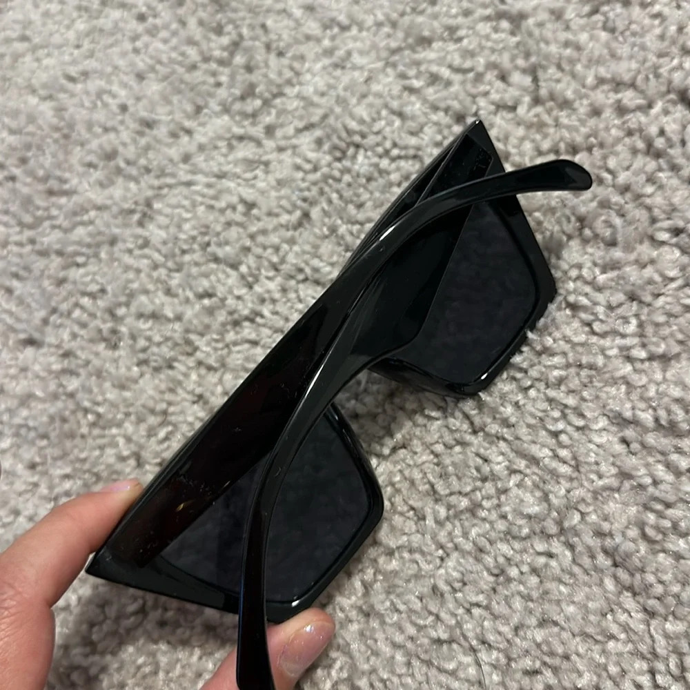 Black sunglasses - Picture 2 of 2